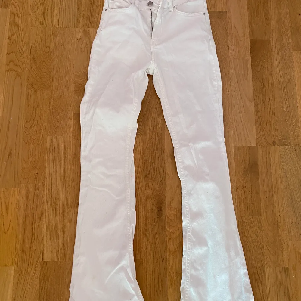  vita bootcut jeans från gina! säljer pga storleken och inte min stil 💕💕💕 som nya, använt väldigt lite. origennlt pris runt 300kr, säljer för 75kr!. Jeans & Byxor.