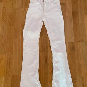 vita bootcut jeans från gina! säljer pga storleken och inte min stil 💕💕💕 som nya, använt väldigt lite. origennlt pris runt 300kr, säljer för 75kr!