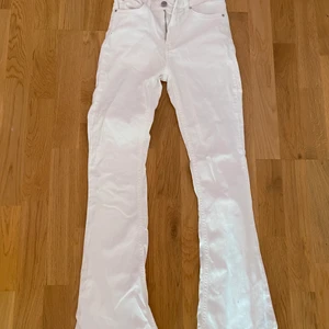 gulliga jeans  -  vita bootcut jeans från gina! säljer pga storleken och inte min stil 💕💕💕 som nya, använt väldigt lite. origennlt pris runt 300kr, säljer för 75kr!