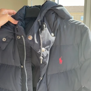 Ralph lauren jacka  - Säljer denna fina jacka pga blivit för stor för mig. Använd skick därav priset. Inga defekter jackan är hel och fin . Tveka inte på att ställa frågor! 🖤 