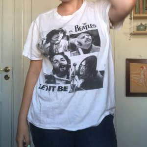 Lite sliten T shirt med Beatles tryck, sitter lite oversized 💛
