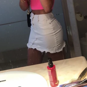 Vit jeanskjol från chelsea i storlek 36 - Säljer denna fina vita jeanskjolen från chelsea då jag inte har fått användning av den det senaste. Köpte den för 299kr