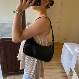 Don Donna väska  - Säljer min svarta Don Donna väska i mycket bra skick!! Säljer för 209kr då jag har flera andra liknande väskor!! Frakt tillkommer, 63kr!!💗 Ketar efter snabba affärer!! (Inga oseriösa köpare)