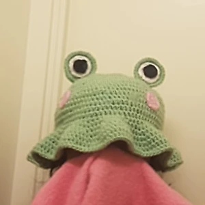 Frog bucket hat - Jag har virkat denna grod-bucket hat och om någon är intresserad av en sån här, kontakta mig. Vi bestämmer, ev. färg och andra detaljer och sedan sätter jag igång och virkar (;               JUST NU HAR JAG MÖRKGRÖN GARN OCKSÅ, MEN BEGRÄNSAT ANTAL!
