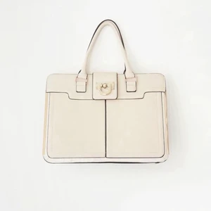 Väska - Beige rymlig väska med plats för dator osv. Har även långa band som medföljer och är avtagbara. 
