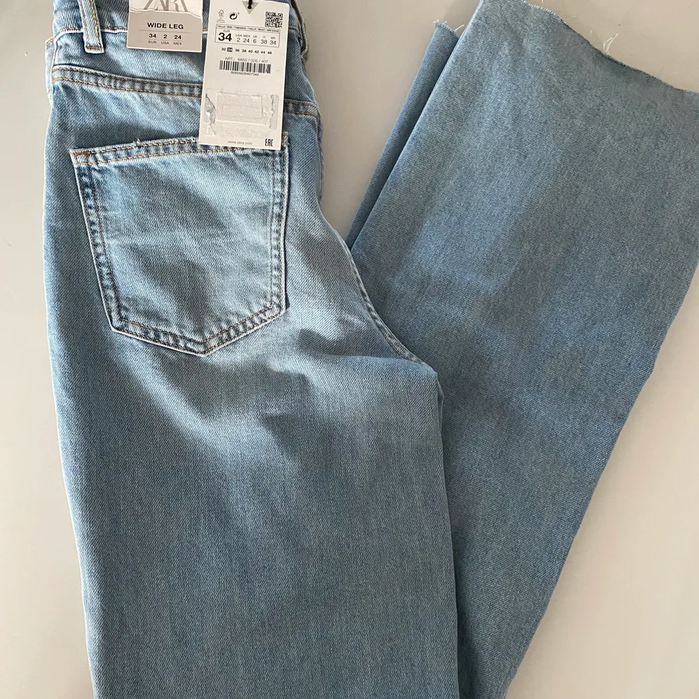 Säljer dessa skitsnygga ljusblåa jeans från Zara som tyvärr är för liten i midjan på mig…helt nya byxor med prislapp kvar, har bara testat dom därav väldigt bra skick!!😍 jag är 1,74 och längden är perfekt för mig!! säljer för 350kr, Kan frakta om köparen står för frakten😆. Jeans & Byxor.