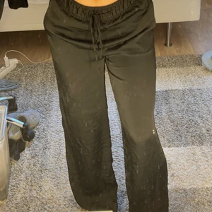 Silkesbyxor - ❕Smutsig spegel❕ Helt nya silkesbyxor från HM, slutsålda i de minsta storlekarna. Så trendiga till sommaren, går att ha låg och högmidjat. Helt nya! 🤍