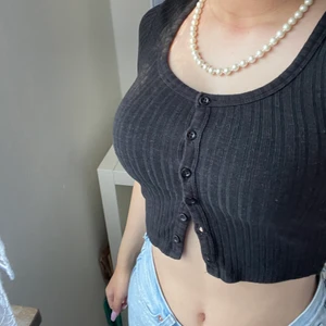 Pull n bear topp!!  - Såååå snygg topp från Pull and bear!! Går att styla på olika sätt beroende på hur man vill göra med knapparna. Inköpt förra sommaren men sparsamt använd, inga lösa sömmar, fläckar etc. 98:- med frakten inräknad 🤍