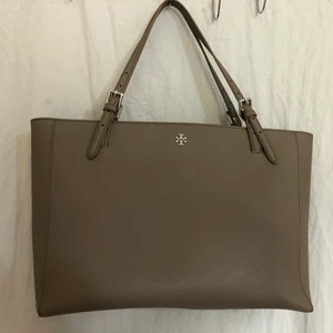 Tory Burch - Handväska använd endast fåtal ggr, inköpt på Jackie. Snygg och klassisk färg och är perfekt som arbets- eller skolväska då den har ett fack för laptop. 