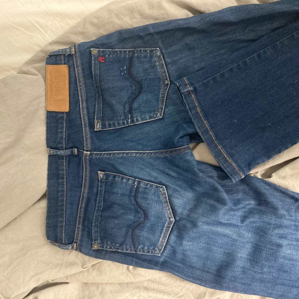 Lågmidjade Replay-jeans som ej kommer till användning! ❤️ Innerbenslängd: 72cm. Skriv för mer info. Jeans & Byxor.