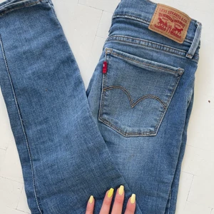 710 super skinny Levis Jeans  - Säljer pga fel storlek. Är ett fåtal använda. Självklart nytvättade. Köpte mina för 999:- på Zalando. Kontakta mig för intresse. Betalats på swish.