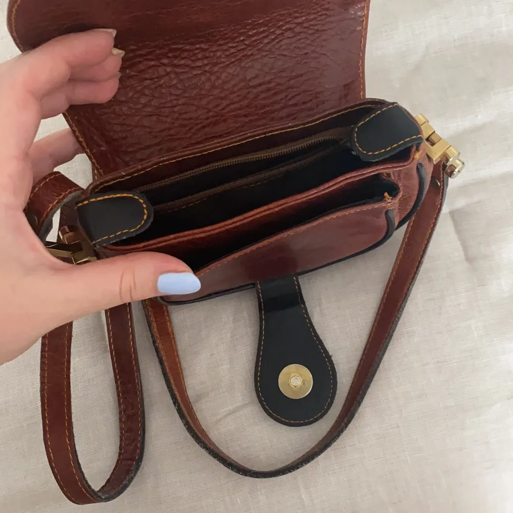 Fin äldre handväska! Superfin med guldiga detaljer och magnetiskt knäppe. . Väskor.