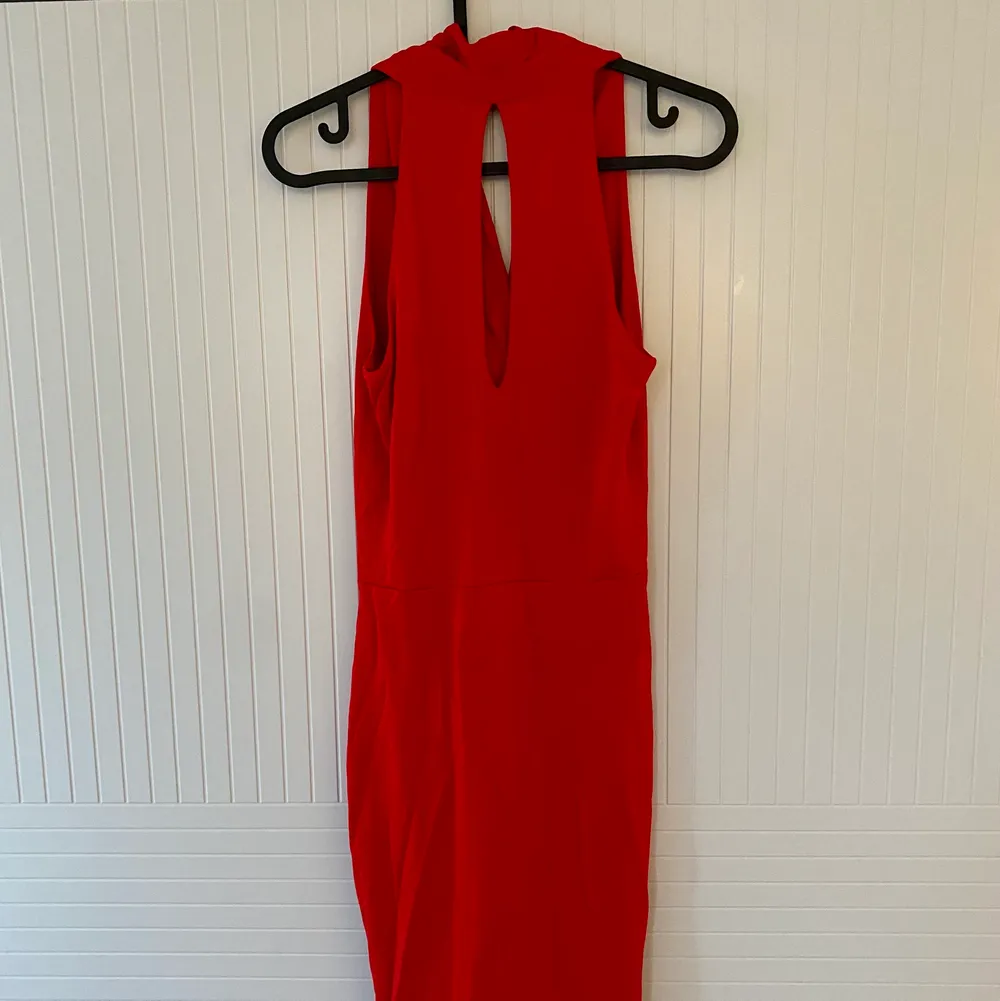 Säljer denna supersnygga röd klänning, så snygg men den är för liten för mig. 🙈 Kan även hämtas upp i Uppsala. . Klänningar.