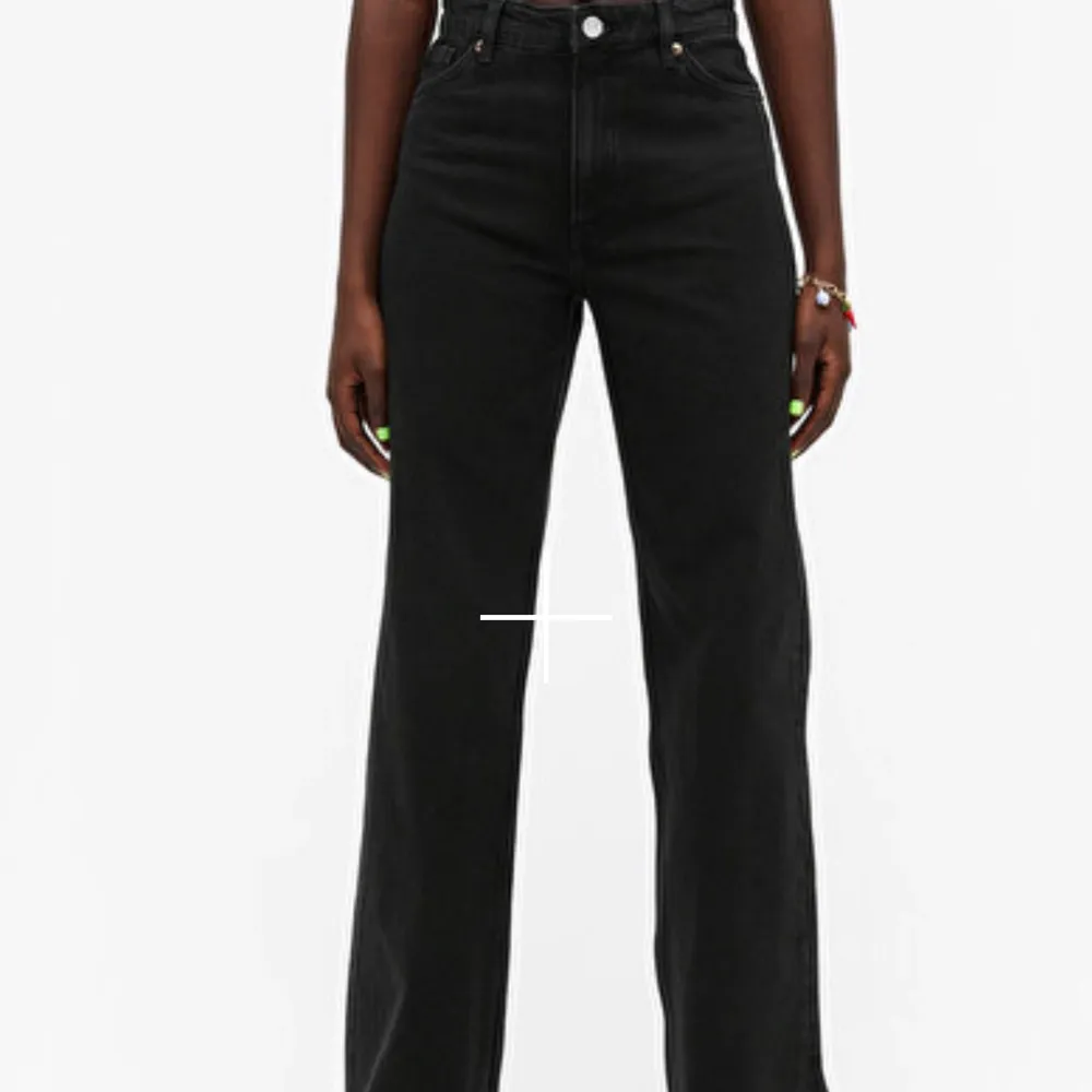 Svarta Monki Yoko jeans. Sparsamt använda. Säljer pga att de är lite korta i benen då jag är 170 cm lång. Bra skick, nypris: 400kr, mitt pris: 130kr+ frakt. Jeans & Byxor.