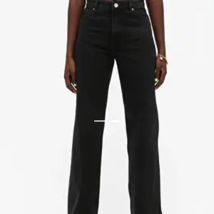 Svarta Monki Yoko jeans. Sparsamt använda. Säljer pga att de är lite korta i benen då jag är 170 cm lång. Bra skick, nypris: 400kr, mitt pris: 130kr+ frakt