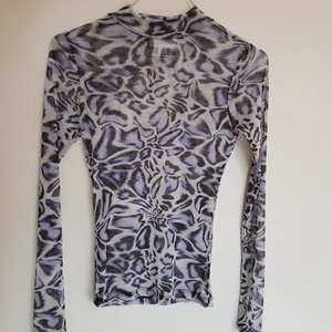 Mesh långärmad tröja - Långärmad lila leopardmönstrad sheer mesh topp från Topshop. Använd en gång, perfekt skick. Storlek 34.