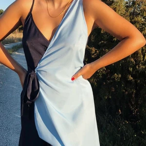 Tvåfärgad klänning  - Fantastisk klänning från NAKD                                         Strl 36                                                                                 Endast använd fåtal gånger 