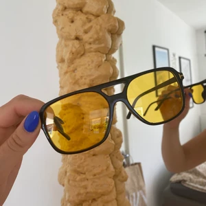 Coola glasögon 💛 - Säljer dessa då jag tyvärr inte passade i dem!! Väldigt trendiga just nu 💛 100 kronor eller högsta bud ✨