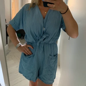 Blå byxdress Zara - Superfin byxdress från Zara med lite ”jeans” aktigt tyg, storlek M. Rosett i midjan för mer figurnära siluett