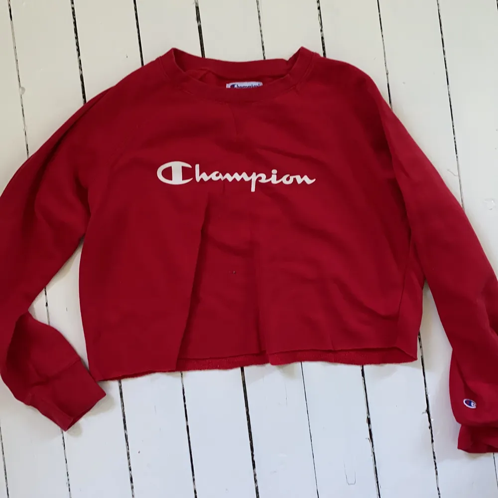 röd champion croppad sweatshirt. vintage, köpt i en secondhand affär i usa. Hoodies.