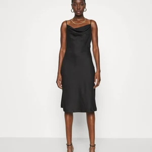 Festklänning av silk - Den är använd 1-3 gång, sen dess har den bara liggat i garderoben oanvänd. Känner inte att det är min stil. Köpte den för 600kr från Zalando, säljer den för 400kr. Klänningen sitter bäst på folk som är 160cm långa och längre! :)