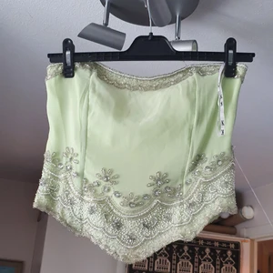 Armlös corsset  - I mycket bra skick och passar s_m .finns fler bilder och bud I kommenterna 