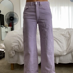 Lila jeans från Monki - Hög midja, korta, nästan aldrig använda, frakt ingår inte i priset