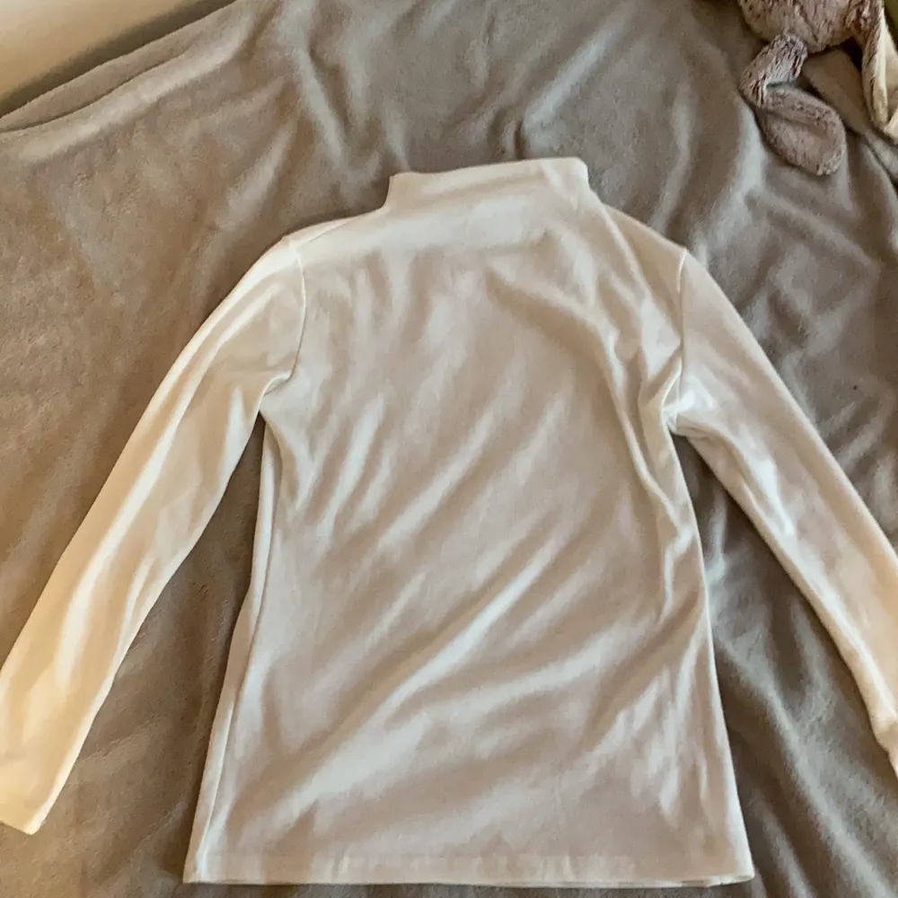 Fin vit tröja från shein, köptes för ett år sen men är nästan inte använd. Ända problemet är att den är genomskinlig🤍. Yläosat.
