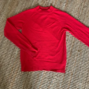 Röd stickad tröja - Säljer denna röda, finstickade, ganska basic men jättefina tröja från Gina som jag köpte för några år sedan.❤️❤️säljer den för 80 kr och den är i storlek XS❣️