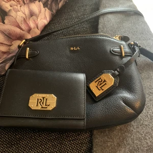 Ralph Lauren  - Säljer min svarta pärla en Ralph lauren väska med plånbok till. Båda 850 är äkta och köpt på bozzt. Annars väska 650 plånbok 300
