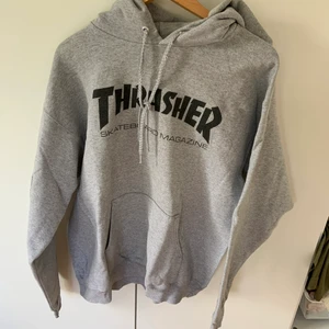 Hoodi  - Mysigt hoodi som är använd några gånger där av så är snörret lite trasigt överlag så är hoodin i bra skick 