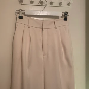 Kostym byxor  - Säljer mina kostym liknande byxor då dom tyvärr inte passar mig. I storlek 32 men skulle säga att dom passar en 34 eller 36. 