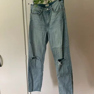 Jeans med hål på knäna  - Ett par blåa stright leg jeans med hål på knäna från lindex de är i fint skick och sällan använda passar jättebra till sommaren💙
