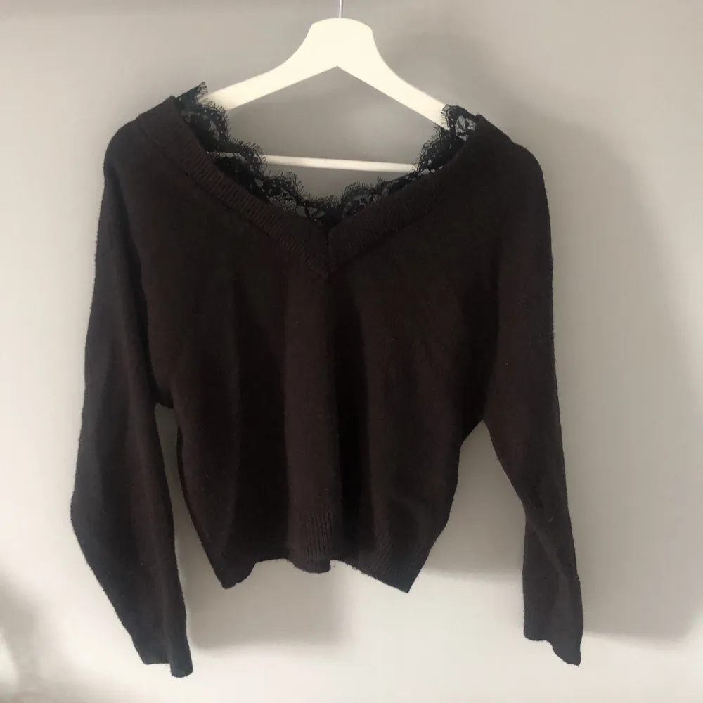 Super fin offshoulder tröja med spetsdetaljer. Tröjor & Koftor.