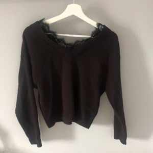 Tröja med spets detaljer - Super fin offshoulder tröja med spetsdetaljer