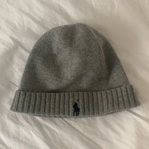Ralph Lauren mössa - En grå Ralph Lauren mössa 100% äkta köpt i London och har inte använt så ofta den är i jätte bra skick, denna är one size passar på alla💞💞💞