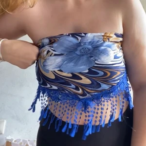 Söt sommar topp - En sjal som går att knyta som en söt topp eller använda på annat sätt. Jag har i vanliga fall storlek M och man kan justera storleken på sjalen för att få den både mindre och större. Köparen står för fraktkostnaden själv