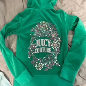 Juicy Couture Ziphoodie - Trendig och snygg emeraldgrön Juicy Couture Ziphoodie i bra skick! Har dock två små fläckar på ena underarmen (bild 3) men ändå snygg och inget man tänker på enligt mig. Storlek XS men passar även S. Skriv för mer info!❤️