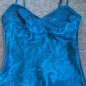 H&M, storlek S - Jättefint linne, den har för stor byst för mig så den passar mig tyvärr inte. Ser ut som ny!  Skickar gärna bild med den på om man vill! 