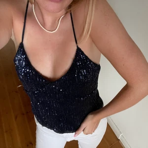 Glittrigt linne - Tunt enkelt linne med marinblå paljetter, perfekt till fest (kan mötas i stockholm fram till 2/7) ❤️ 