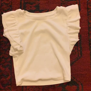 Jättefin sommartopp💕 - Jättefin vit volangtopp från Zara i stl xs-s, men som dock inte kommer till användning då jag har andra vita toppar😢. Den är max använd 3 eller 4 gånger. Skriv privat om det finns några frågor. 🥰