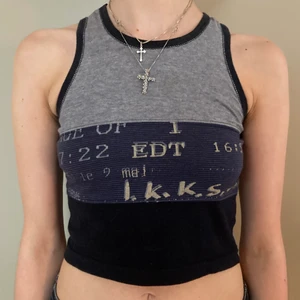 Croptop i blåa nyanser  - Cool croptop med blåa färger. Frakt 37❤️