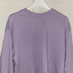 Jätteskön lila sweatshirt från monki i storlek M. Använd Max 2 gånger😃