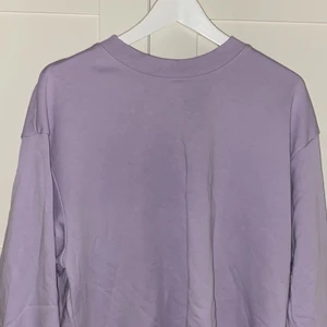 Lila sweatshirt  - Jätteskön lila sweatshirt från monki i storlek M. Använd Max 2 gånger😃