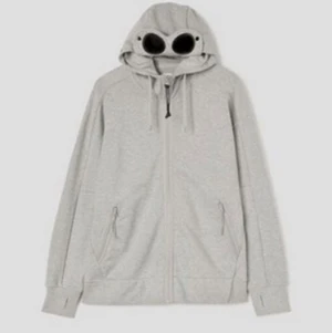 C.P. Company Kofta Finns i S, M och L - Har i Svart och Grå i storlek S och M. Sedan hjälper jag min kompis sälja sina i L. Alla är köpta i NK för drygt 2300 förra året. Jag står för frakten då det är en snabbaffär. 