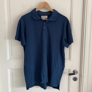 Tröja med krage - Mörkblå tröja med krage köpt för några år sedan på Ullared. Har använt den ett par gånger men den är i bra skick. Storlek L men jag tycker att den är runt M/L