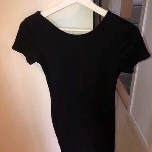 Klänning - En tajt klänning från bikbok i storlek M. Köparen står för frakten💖