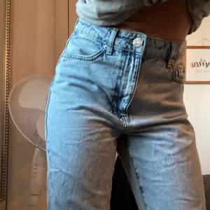 Snygga blå jeans från Gina Tricot. Modellen heter Dagny mom jeans. Köpta för ca 1 år sedan men använda endast ett fåtal gånger. Som referens är jag 160 cm. Storlek 36 Nypris: 500kr. Frakt tillkommer! Skriv till mig vid intresse!! 🤗
