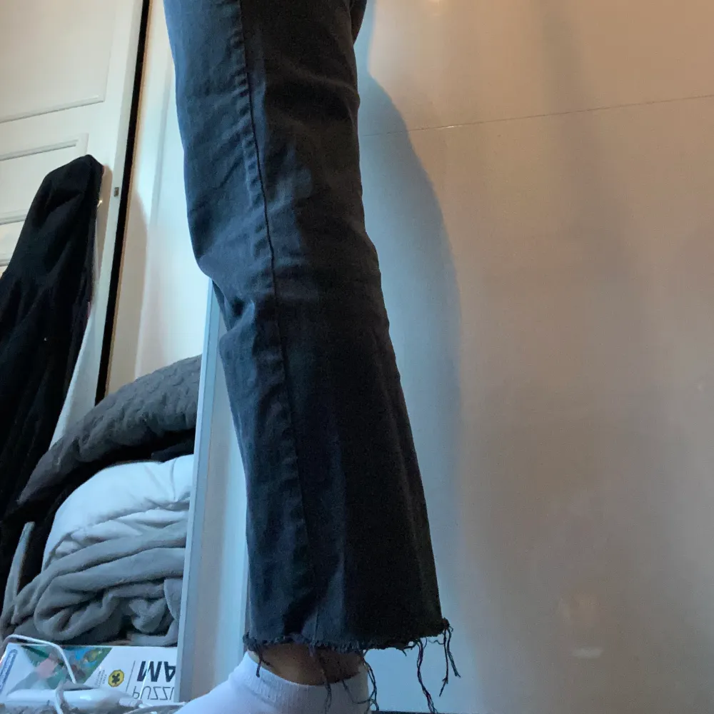 Snygga gråsvarta jeans från nakd. Köpta för ett år sedan men använda endast ett fåtal gånger. Jag har klippt av dem och gjort slitningar längst ner. Som referens är jag 160 cm. Nypris: 400kr. Frakt tillkommer! Skriv till mig vid intresse!! 🤗. Jeans & Byxor.