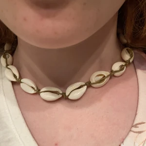 Snäckhalsband - Säljer ett snäckhalsband som är fint dock så är det lite svårt att få i pärlorna i öglan så att man kan använda det.